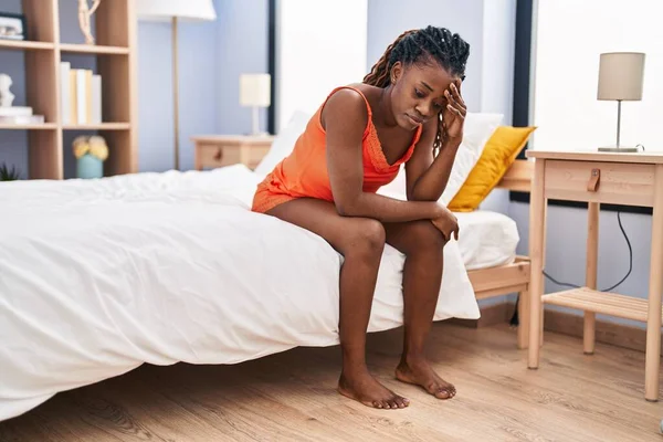 Afroamerykanka Zestresowany Siedzi Łóżku Sypialni — Zdjęcie stockowe