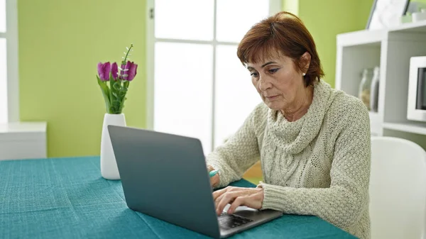 Ältere Hispanische Frau Mit Vapeinhalator Sitzt Mit Laptop Esszimmer Auf — Stockfoto