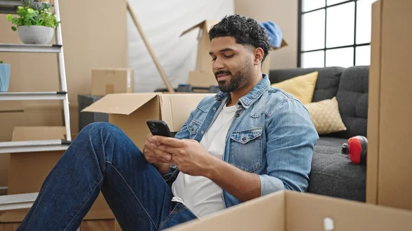 Afričan Američan Pomocí Smartphone Sedí Podlaze Novém Domově — Stock fotografie