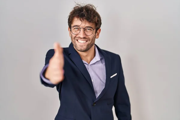 Der Hispanische Geschäftsmann Mit Brille Lächelt Freundlich Und Reicht Zur — Stockfoto