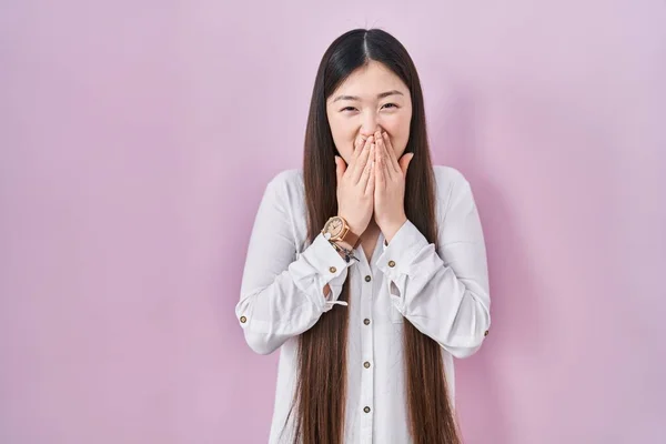 Chinese Jonge Vrouw Staan Roze Achtergrond Lachen Beschaamd Giechelen Bedekken — Stockfoto