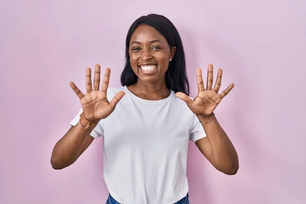 Afrikaanse Jonge Vrouw Dragen Casual Wit Shirt Tonen Wijzen Met — Stockfoto