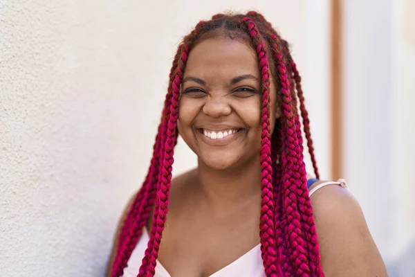 Африканська Американка Усміхається Упевненістю Дивлячись Убік Вулиці — стокове фото