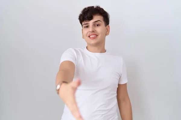 Ein Junger Mann Lässigem Weißem Shirt Lächelt Freundlich Und Reicht — Stockfoto