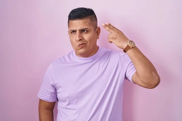 Young Hispanic Man Standing Pink Background Shooting Killing Oneself Pointing — Stockfoto
