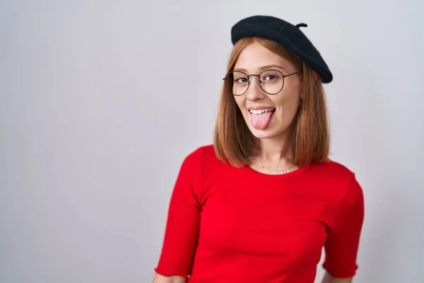 Mujer Pelirroja Joven Pie Con Gafas Boina Sacando Lengua Feliz — Foto de Stock