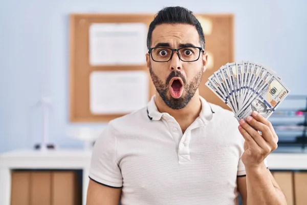 Joven Hombre Hispano Con Barba Gafas Sosteniendo Billetes Dólar Asustado — Foto de Stock
