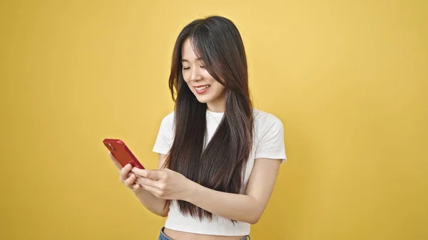 Joven Mujer China Usando Teléfono Inteligente Sonriendo Sobre Fondo Amarillo — Foto de Stock