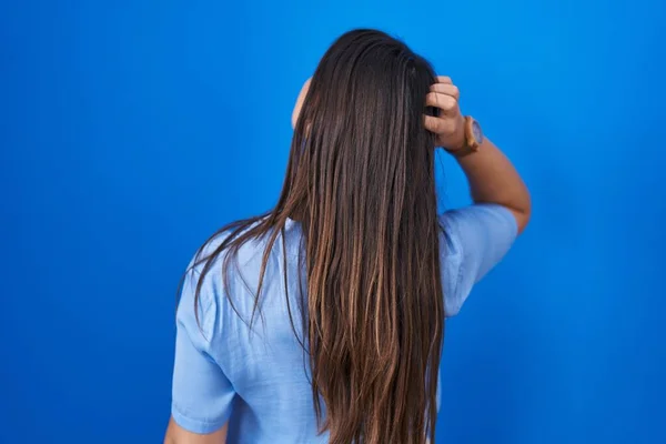 Young Brunette Woman Standing Blue Background Backwards Thinking Doubt Hand — ストック写真