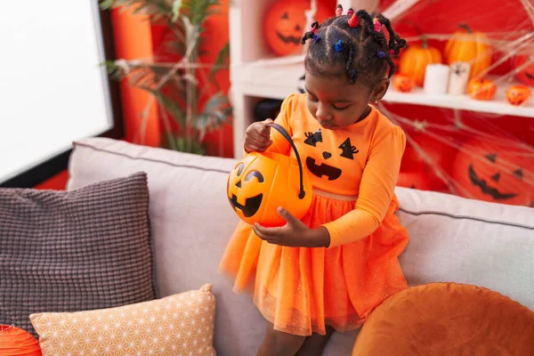 Afro Amerikalı Kız Cadılar Bayramı Partisi Veriyor Evde Balkabağı Kostümü — Stok fotoğraf