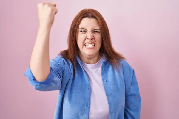Young Hispanic Woman Red Hair Standing Pink Background Angry Mad — Stock Photo, Image
