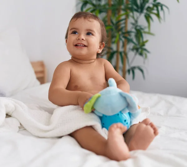 Entzückendes Hispanisches Baby Sitzt Auf Bett Und Spielt Mit Elefantenpuppe — Stockfoto