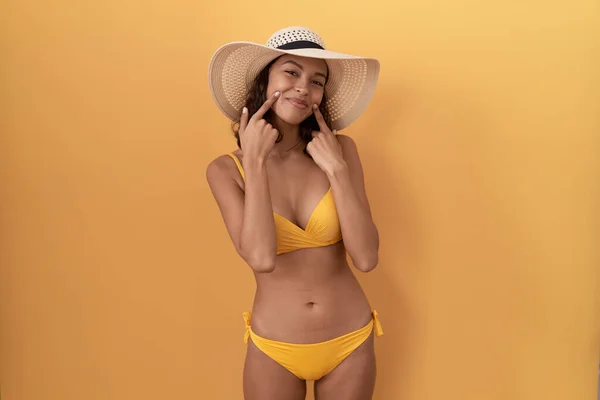 Young Hispanic Woman Wearing Bikini Summer Hat Smiling Open Mouth — Stock Photo, Image