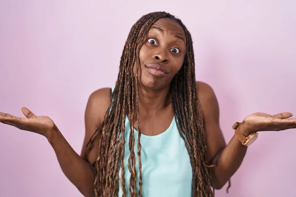 Femme Afro Américaine Debout Sur Fond Rose Expression Désemparée Confuse — Photo