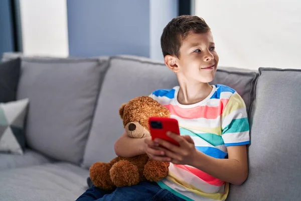 Niño Rubio Usando Teléfono Inteligente Sentado Sofá Casa —  Fotos de Stock