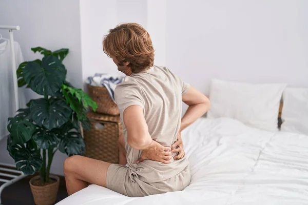 Junger Mann Leidet Unter Rückenschmerzen Wenn Schlafzimmer Bett Sitzt — Stockfoto