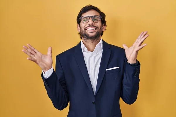 Schöner Lateinischer Mann Der Vor Gelbem Hintergrund Steht Und Verrückt — Stockfoto