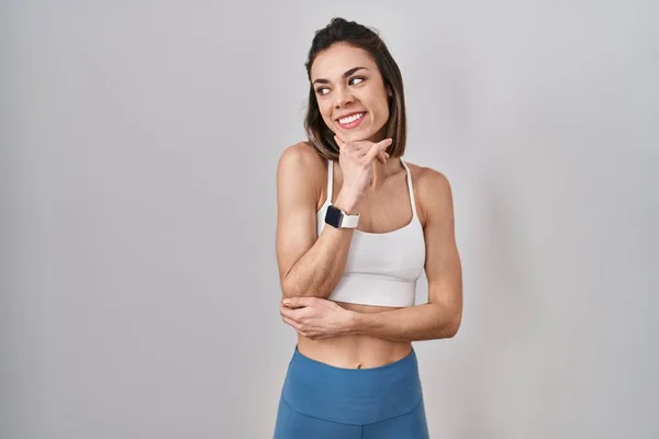 Hispanische Frau Sportkleidung Über Isoliertem Hintergrund Mit Hand Kinn Die — Stockfoto