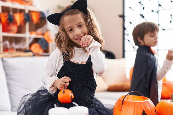 Rozkošný Chlapec Dívka Halloween Party Úsměvem Doma — Stock fotografie