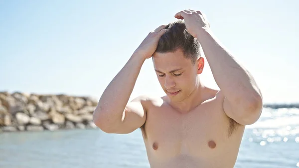 Mladý Hispánec Muž Turista Stojící Uvolněným Výrazem Česání Vlasů Rukama — Stock fotografie