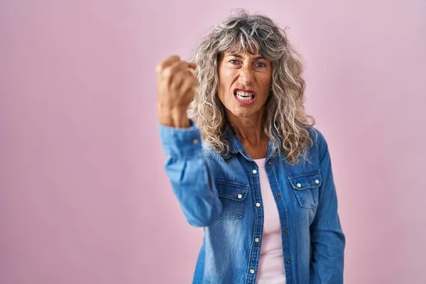 Μεσήλικας Γυναίκα Στέκεται Πάνω Από Ροζ Φόντο Θυμωμένος Και Τρελός — Φωτογραφία Αρχείου