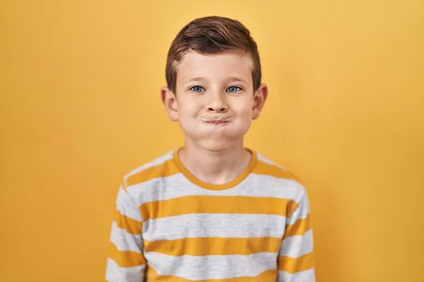 Sarı Arka Planda Dikilen Komik Yüzlü Beyaz Çocuk Havayla Şişmiş — Stok fotoğraf