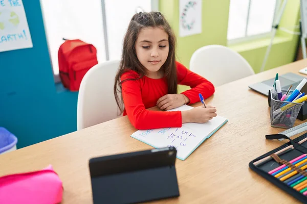 Чарівна Студентка Іспаномовних Дівчат Пишуть Ноутбуці Використовуючи Тачпад Класі — стокове фото
