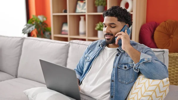 Afro Amerikalı Adam Akıllı Telefondan Evde Dizüstü Bilgisayar Kullanarak Konuşuyor — Stok fotoğraf