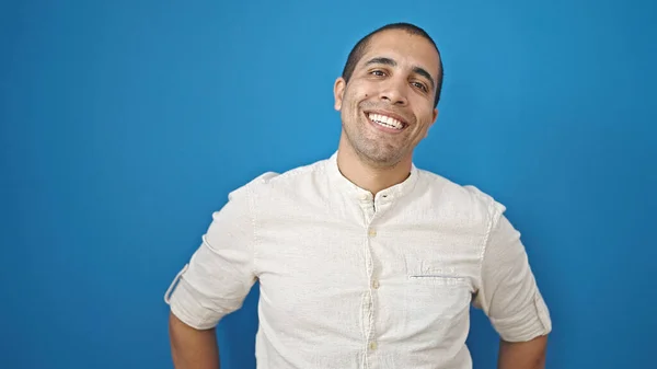 Jovem Hispânico Sorrindo Confiante Sobre Fundo Azul Isolado — Fotografia de Stock