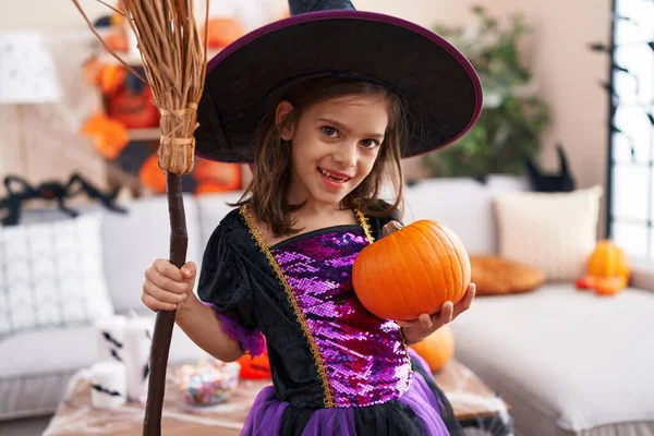 Rozkošná Hispánská Dívka Halloween Party Držení Koště Dýně Doma — Stock fotografie