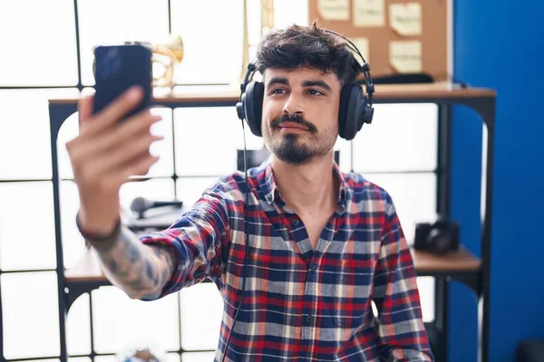 Joven Artista Hispano Escuchando Música Hacer Selfie Por Teléfono Inteligente — Foto de Stock