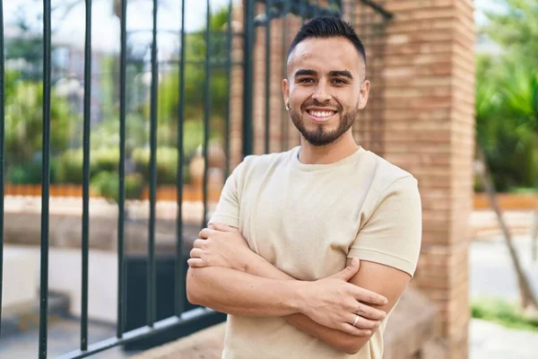Jonge Spaanse Man Glimlachend Vol Vertrouwen Staand Met Armen Gekruist — Stockfoto