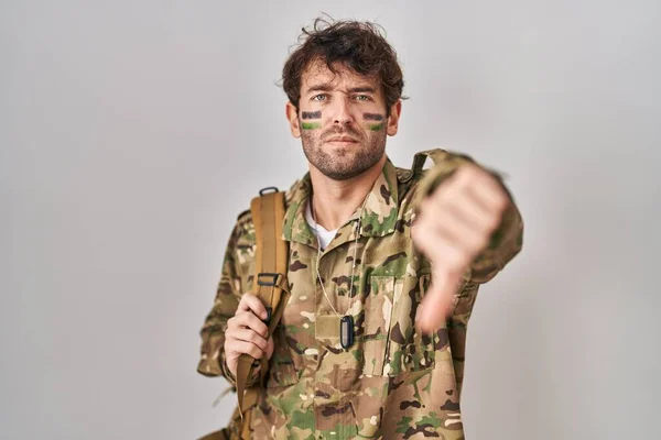 Hispanic Ung Man Bär Kamouflage Armé Uniform Ser Olycklig Och — Stockfoto