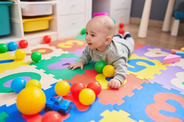 Bedårande Kaukasiska Baby Leka Med Bollar Som Ligger Golvet Dagis — Stockfoto