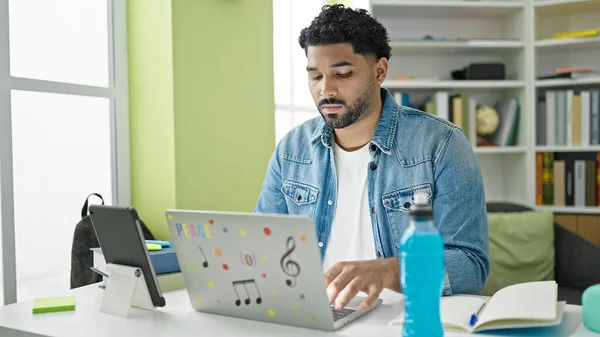 Estudiante Afroamericano Usando Laptop Estudiando Universidad Biblioteca — Foto de Stock