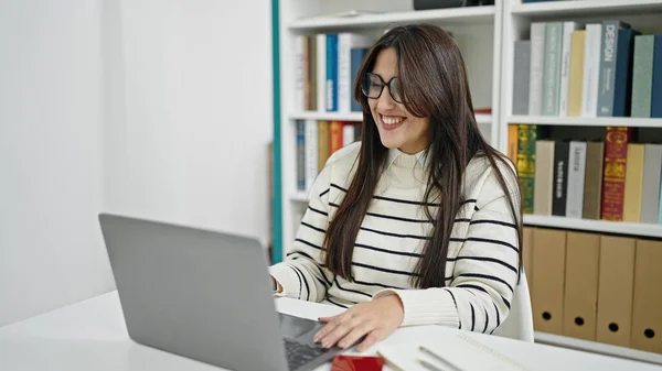 Kütüphanede Gülümseyen Dizüstü Bilgisayar Kullanan Güzel Spanyol Bir Kız Öğrenci — Stok fotoğraf