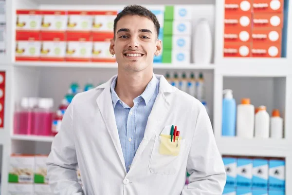 Joven Farmacéutico Hispano Sonriendo Confiado Pie Farmacia — Foto de Stock