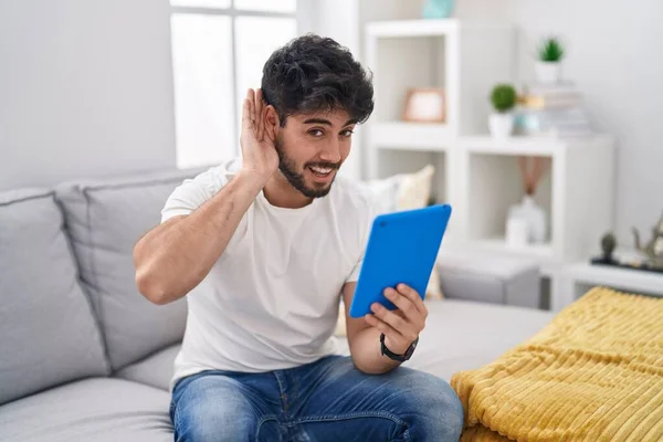 Homem Hispânico Com Barba Usando Touchpad Sentado Sofá Sorrindo Com — Fotografia de Stock