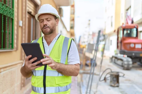 Middle Age Man Architect Using Touchpad Street — Stock Photo, Image