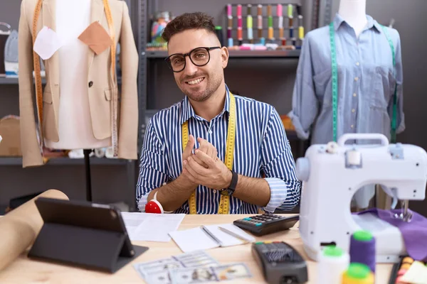 西班牙裔男人 胡须裁缝师设计师手牵手在工作室里工作 手指交叉微笑着放松而快乐 成功与乐观 — 图库照片