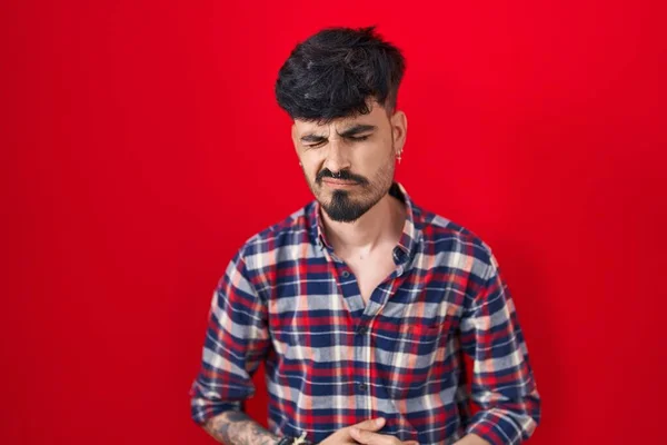 Homem Hispânico Jovem Com Barba Sobre Fundo Vermelho Com Mão — Fotografia de Stock
