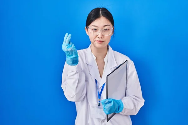 Kinesisk Ung Kvinna Arbetar Forskare Laboratorium Gör Italiensk Gest Med — Stockfoto