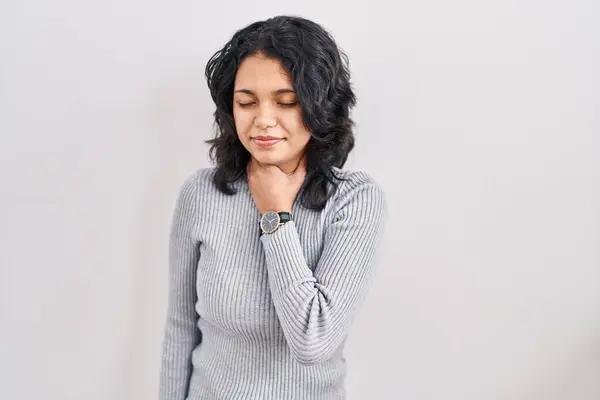暗い髪を持つヒスパニック系の女性は 痛みを伴う首に触れる孤立した背景の上に立っています インフルエンザのための喉の痛み 雲と感染 — ストック写真