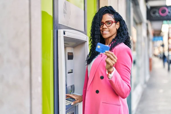 African American Woman Executive Smiling Confident Holding Credit Card Street — Stock Photo, Image