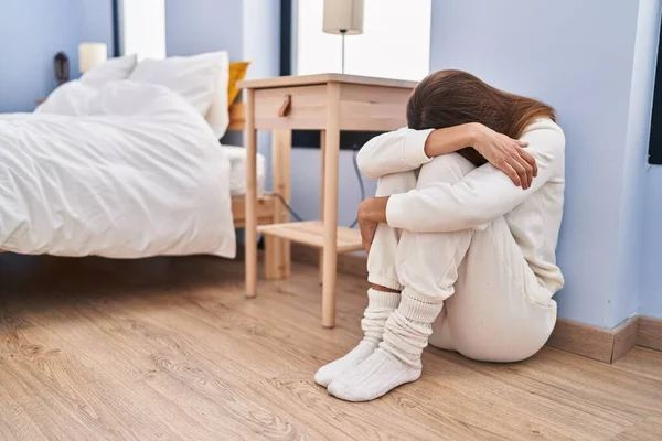 Młoda Kobieta Siedząca Podłodze Płacząca Sypialni — Zdjęcie stockowe
