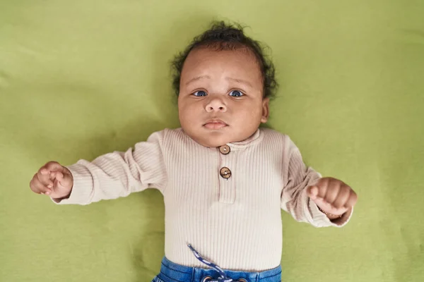 Bebé Afroamericano Relajándose Cama Dormitorio — Foto de Stock