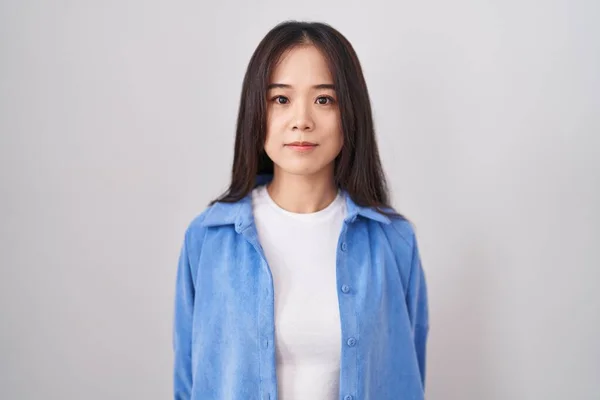Mladá Číňanka Stojící Nad Bílým Pozadím Uvolnila Vážným Výrazem Tváři — Stock fotografie