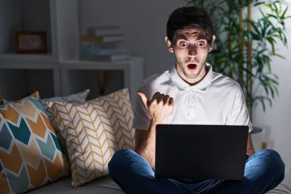 Fiatal Spanyol Férfi Használ Laptop Otthon Éjjel Meglepett Mutató Kéz — Stock Fotó