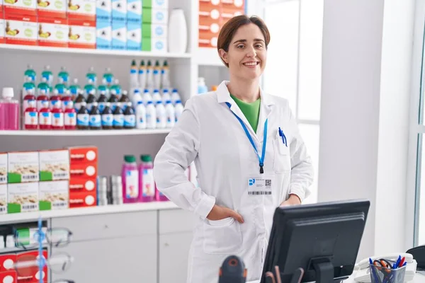 Joven Farmacéutica Sonriendo Confiada Pie Farmacia — Foto de Stock