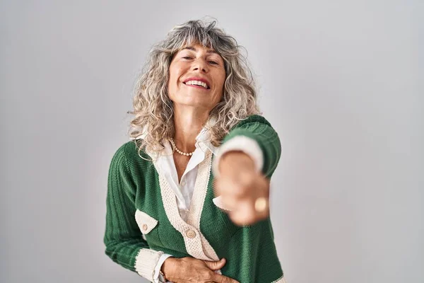 Beyaz Arka Planda Duran Orta Yaşlı Bir Kadın Sana Gülüyor — Stok fotoğraf